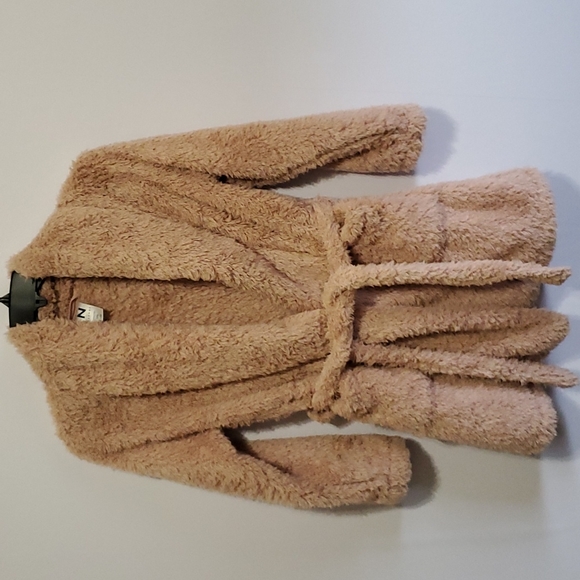 Natori Short Fluffy Belted Robe - Picture 4 of 9